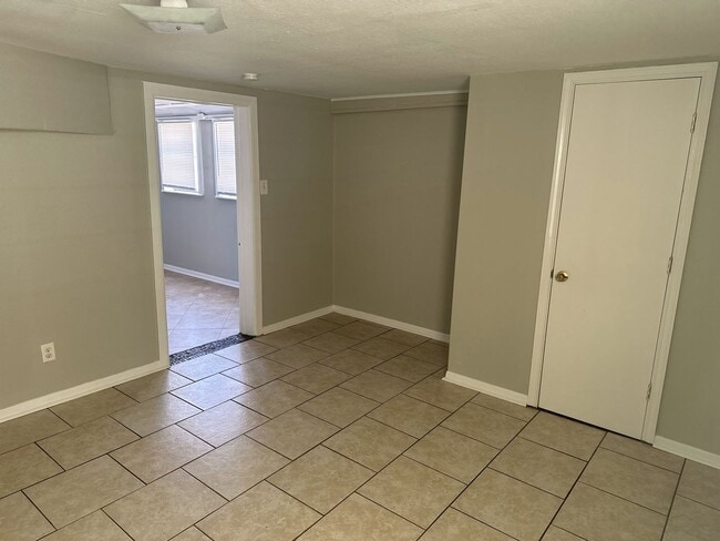 Building Photo - 2 bed 1 bath duplex for lease