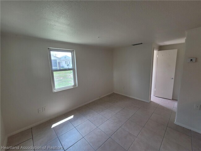 Building Photo - 2014 Sugrue Ave