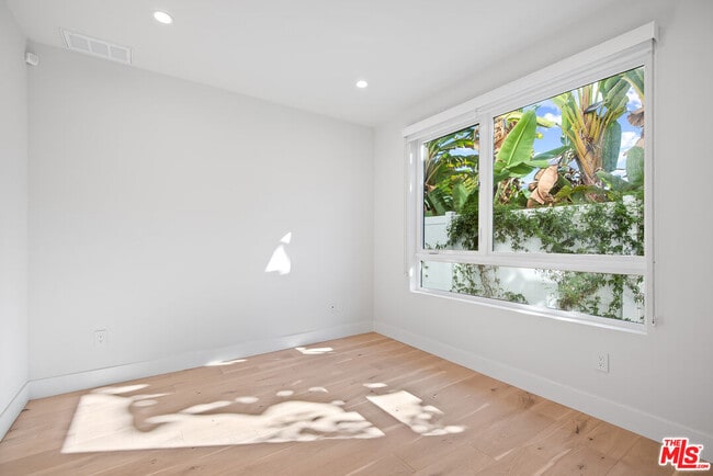 Building Photo - 3232 S Barrington Ave