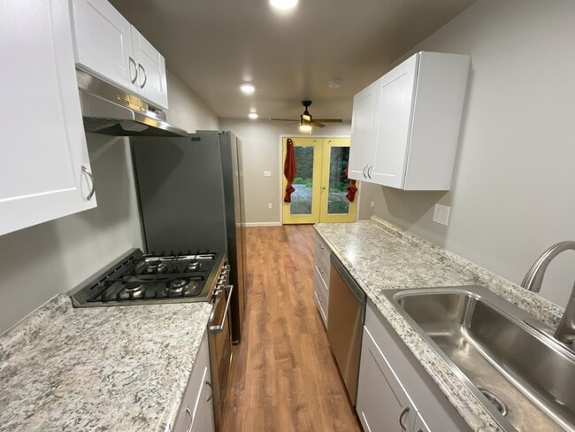 Building Photo - 1120 Eagle View Dr