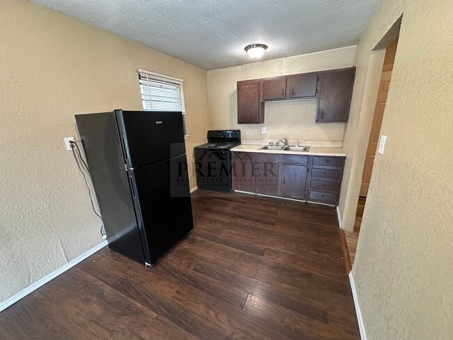 Foto del edificio - 4818 Woodend Ave