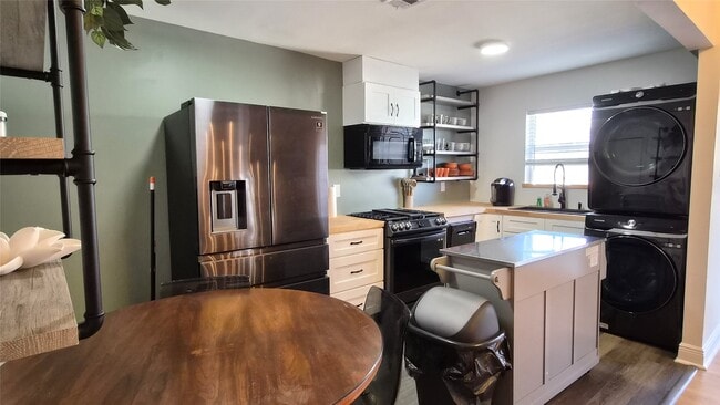 Building Photo - 2118 Oakdale St