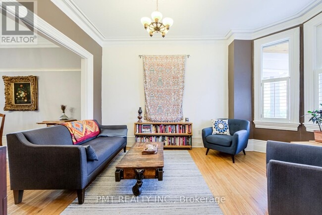 Photo du bâtiment - 19 Churchill Ave