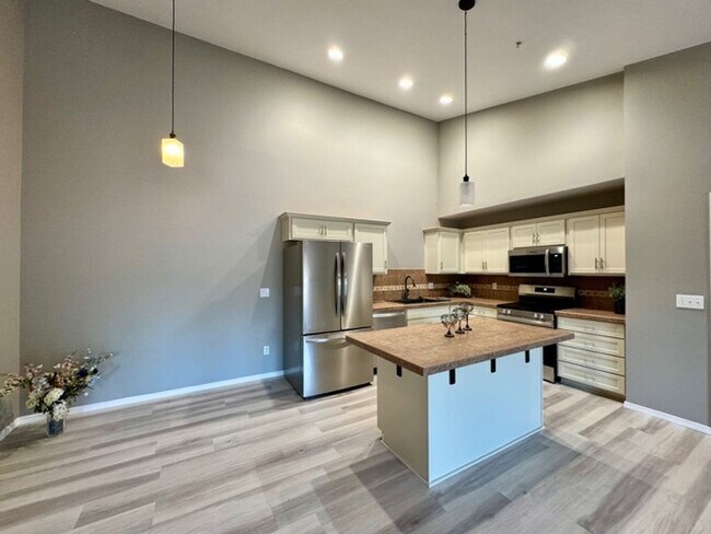 Building Photo - PENDING APPLICATION; Remodeled Westside Co...