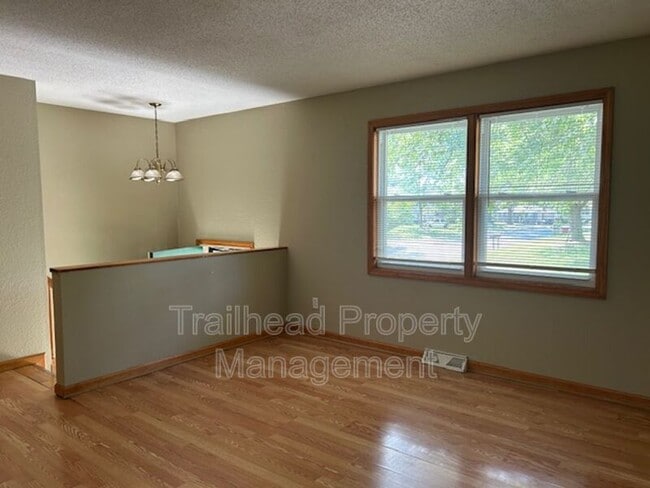 Building Photo - 401 SW Stoney Brook Ln