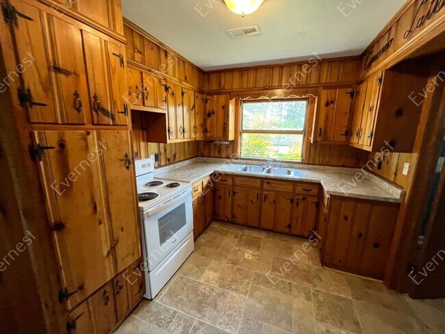 Building Photo - 306 N Circle Dr