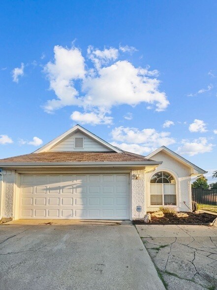 Foto del edificio - 909 Plantation Dr