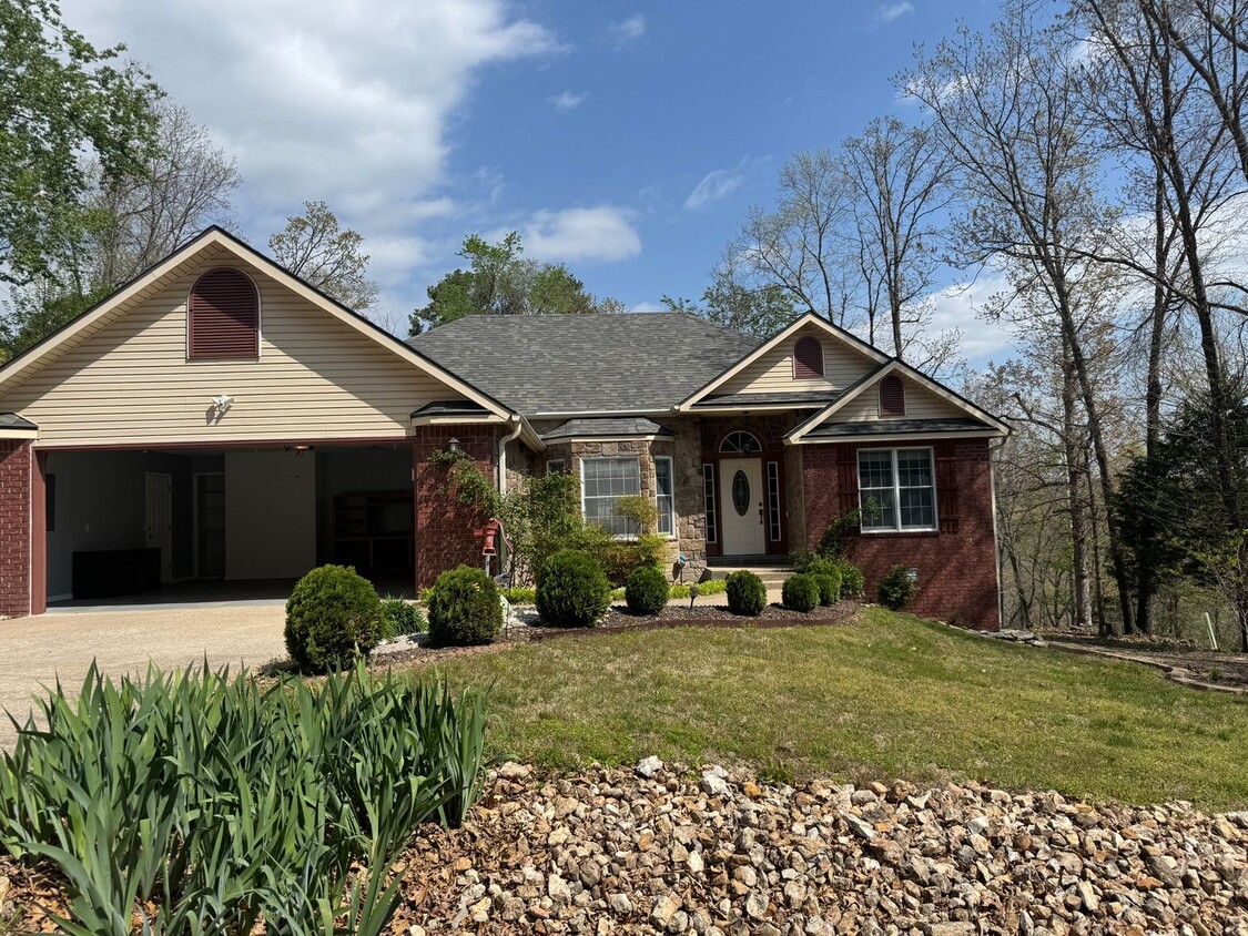 Foto principal - 95 Bassingham Dr