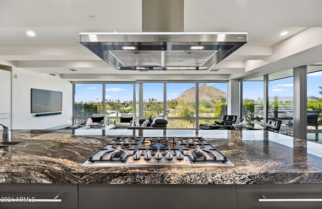 Building Photo - 7117 E Rancho Vista Dr