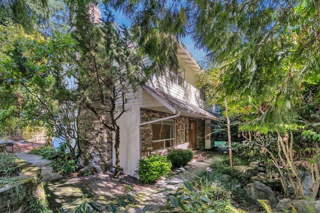 Building Photo - Beautiful and private Mercer Island Home