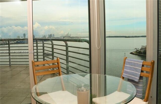 Foto del edificio - 325 S Biscayne Blvd