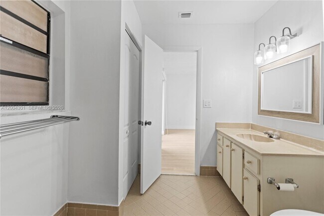 Foto del edificio - Northwest 169th Street, Hialeah, FL 33015 - 3 BR 2.5 BA townhouse