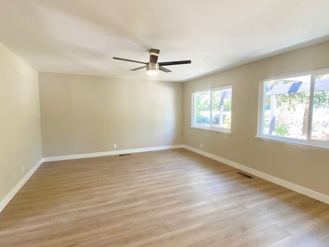 Building Photo - RECENTLY RENOVATED 4 BED, 2.5 BATH HOME ON CORNER LOT