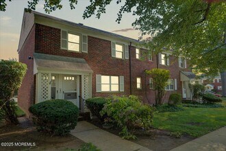 Building Photo - 46 Manor Dr