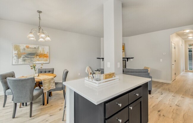 Foto del edificio - Beautiful Upscale End Unit Townhome with Lots of Updates! Walking Distance to Shopping & More!