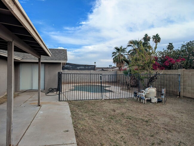 Building Photo - 4 BEDROOM, POOL, FAMILY ROOM, GARAGE