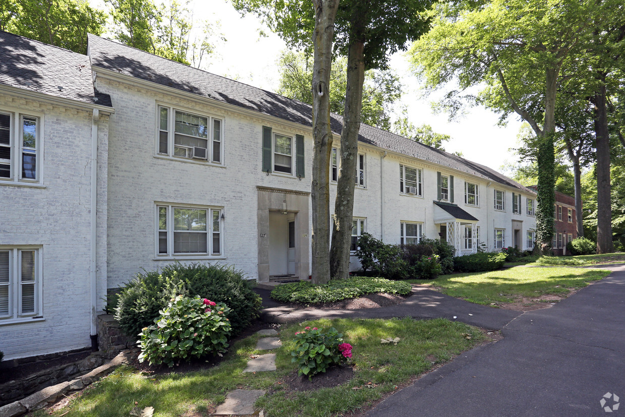 Primary Photo - Jericho Manor Apartments