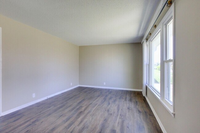 Foto del edificio - Four Bedroom with Bonus Room and a detache...
