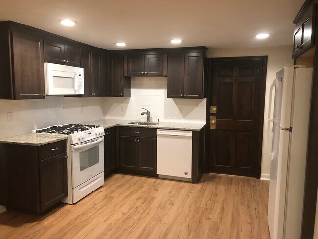 Building Photo - 7 Grandview Rd