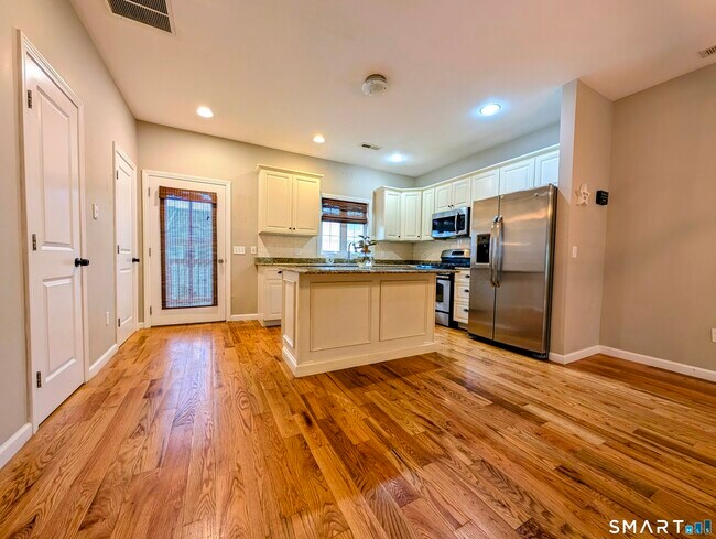 Building Photo - 15 Old Oak Dr