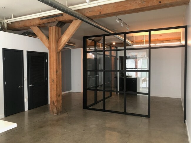 Building Photo - 527 Molino St
