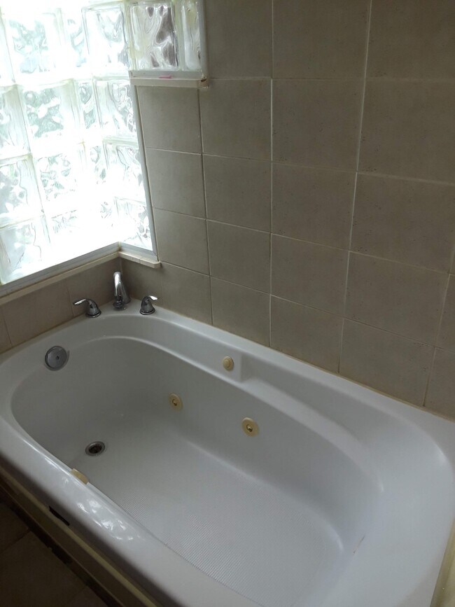 2nd floor tub - 3778 Parthenia Ave