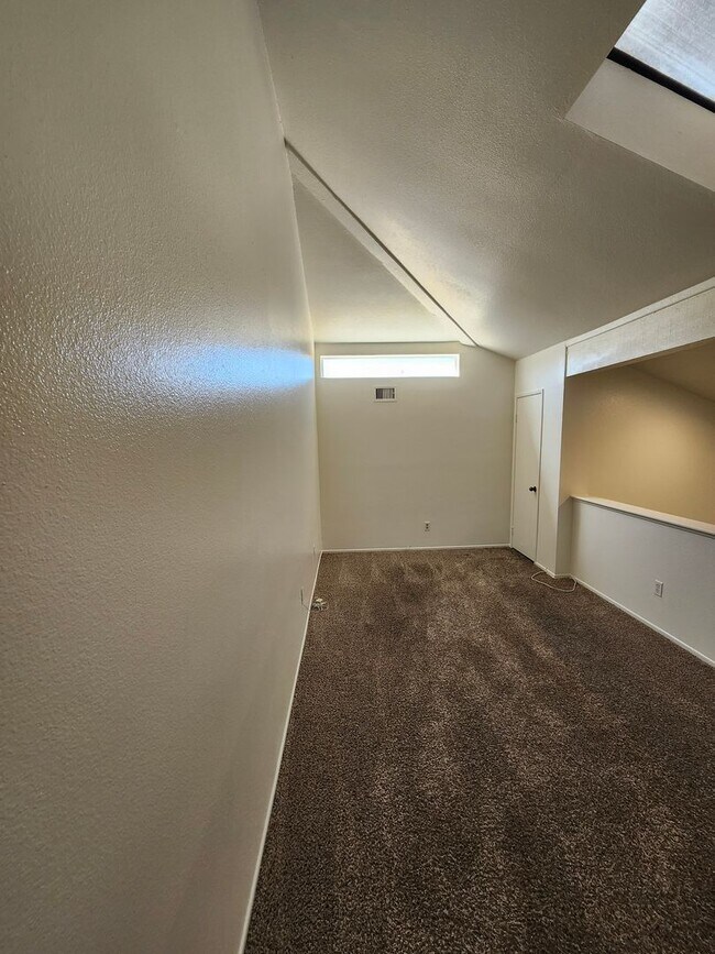 Foto del edificio - Beautiful 2-Bedroom Condo in Phillips Ranch