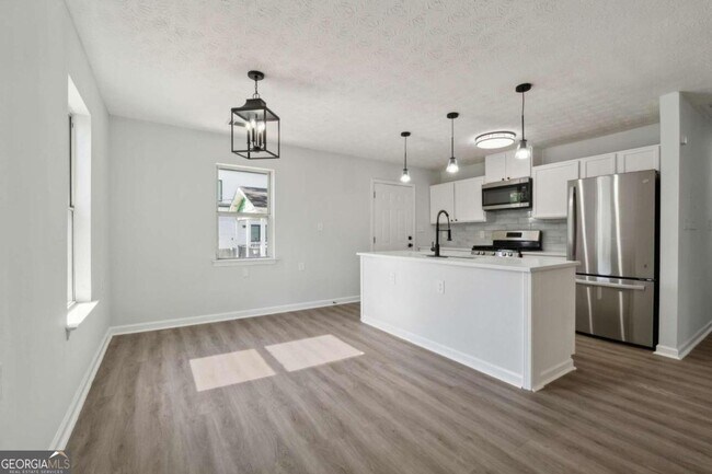 Foto del edificio - Fully renovated, 3 bed, 1 full bath, new LVP, new paint, granite counters, open floor plan, W/D h...