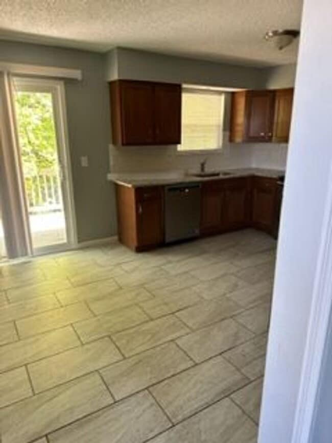 Foto del edificio - Beautiful 3 Bedroom 2 Bath Duplex!