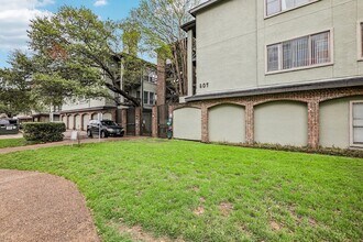 Building Photo - 807 W 25th St