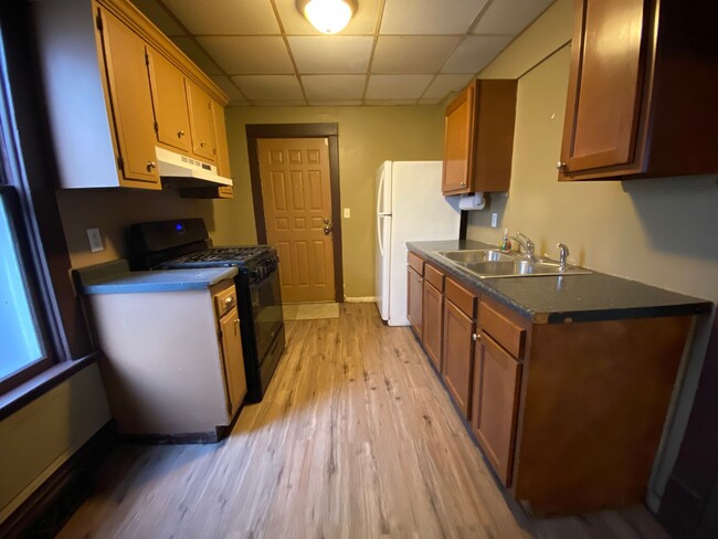 Building Photo - 1422 E Stockbridge - 4 Bed/1 Bath House in...