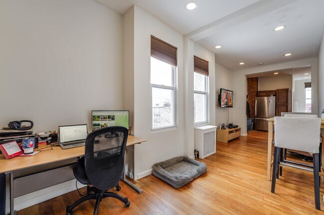 Foto del edificio - 327 Monroe St