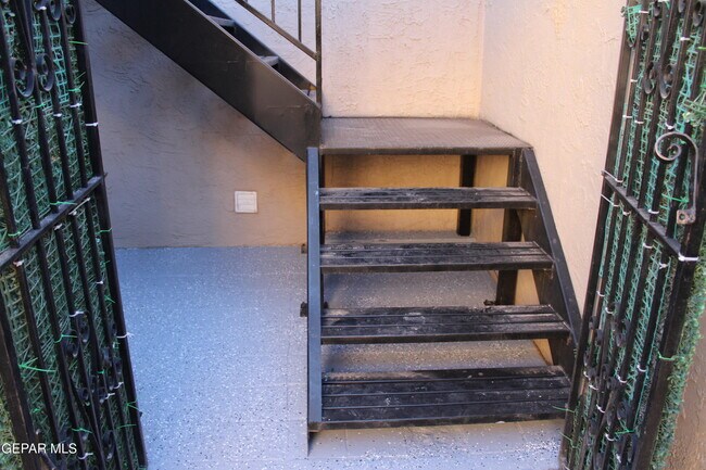 Building Photo - 11100 La Quinta Pl