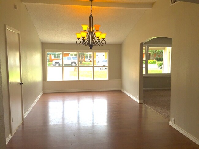 Foto del edificio - Recently Updated 3/2/1 with 2 Large Living Areas