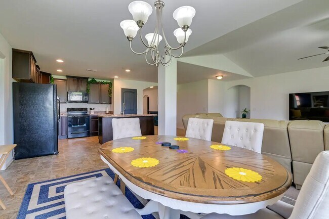 Building Photo - Ranch Home Convenient to Downtown Greenvil...