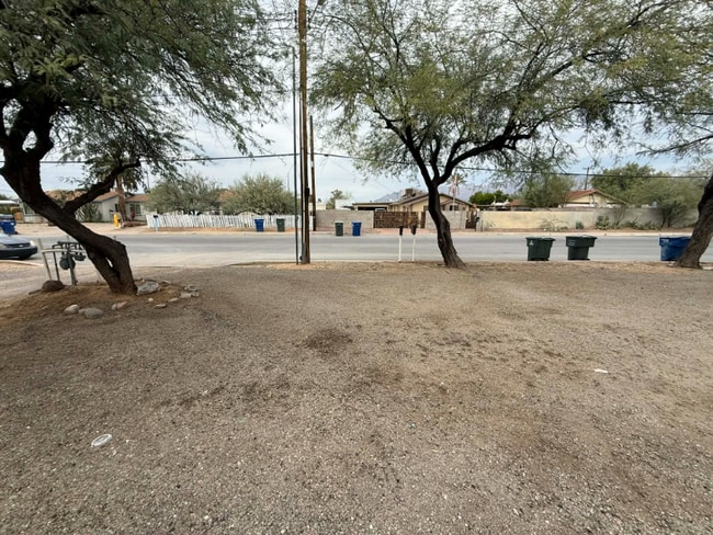 Building Photo - 460 E Delano St