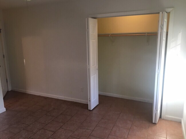 Building Photo - Oak East Street Duplex