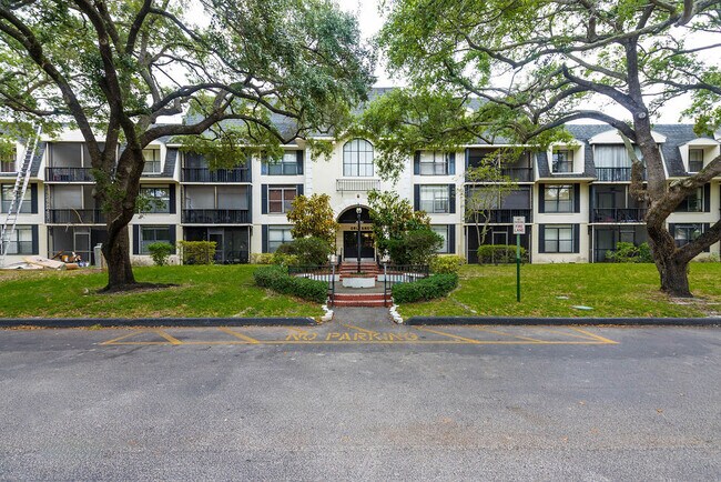 Foto del edificio - 3680 Inverrary Dr