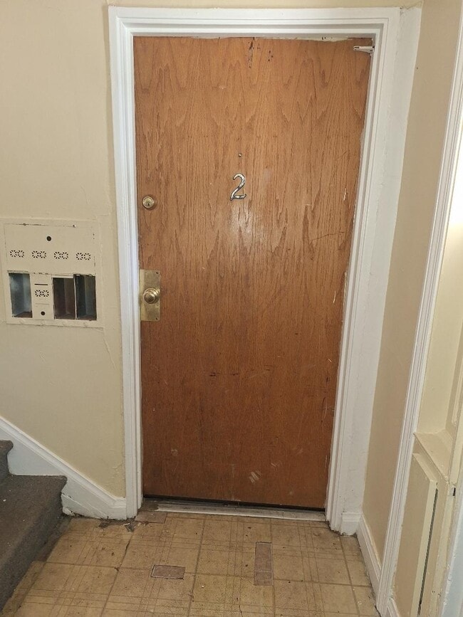 Puerta de entrada del apartamento n.º 2 - 1743 Sonne Ave