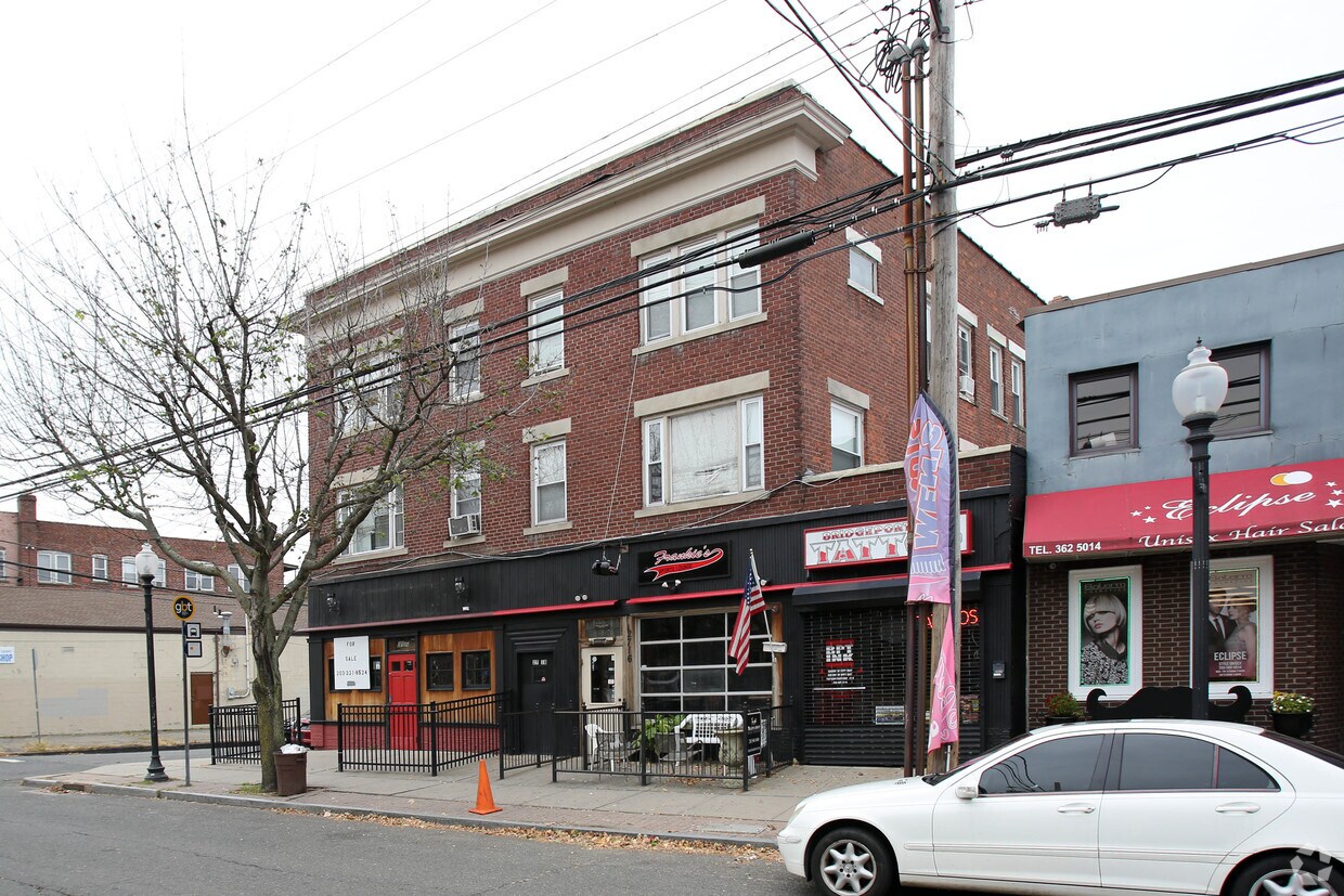 Foto del edificio - 2716-2720 Fairfield Ave