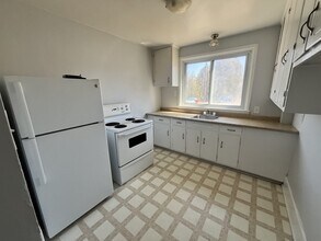 Building Photo - 445 Covert St