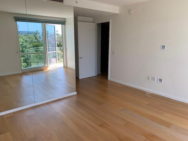View in mirror wall makes room feel even bigger - 1705 Ocean Ave