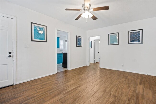 Foto del edificio - 1319 E 53rd St