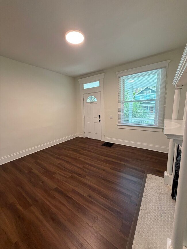 Building Photo - Spacious 3 Bed | 1.5 Bath – Prime Clintonv...