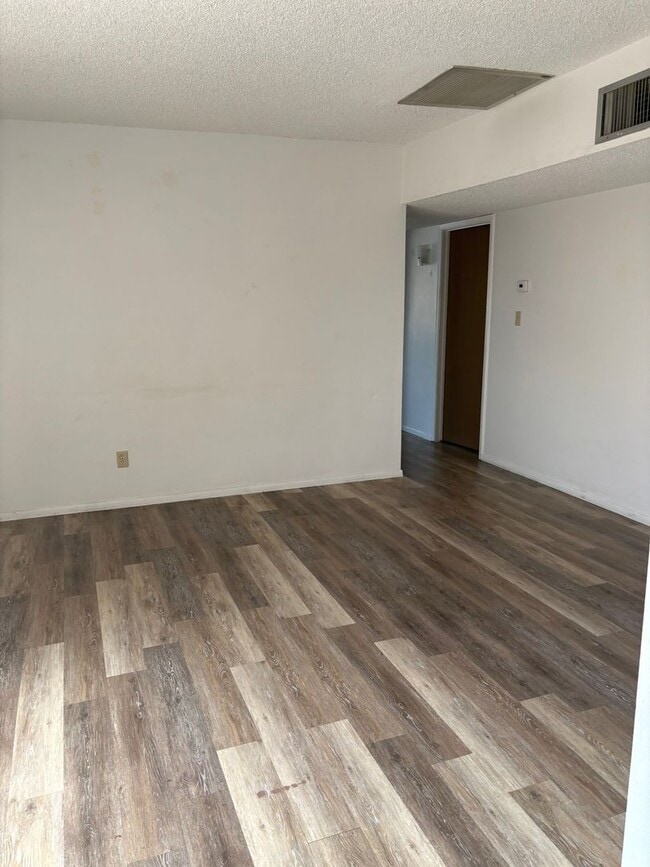 Building Photo - Cute Apt