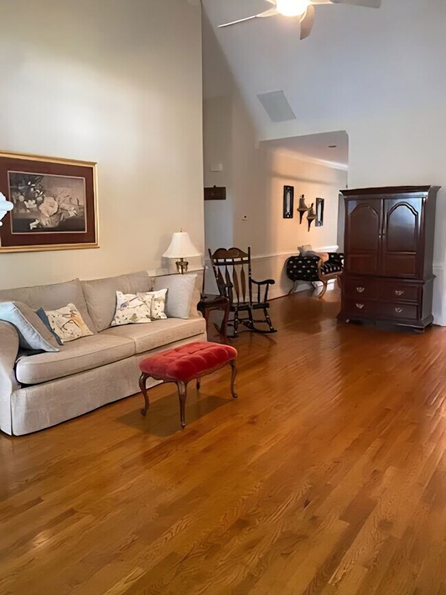 Foto del edificio - 3-bedroom, 2-bathroom home located in Gree...