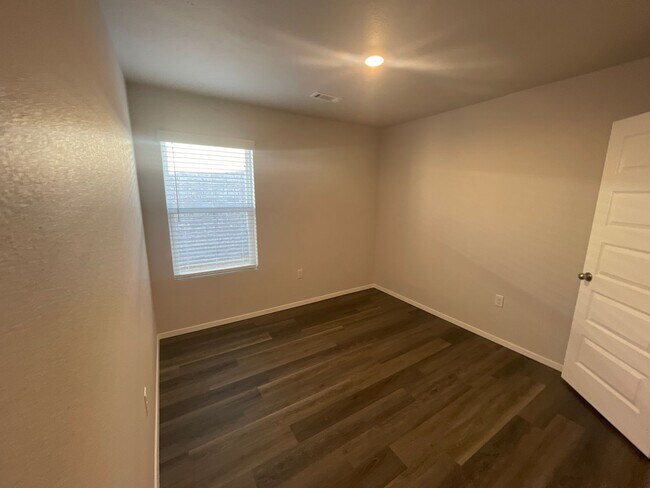 Foto del edificio - *Leap Year Special* BRAND NEW Three Bedroo...