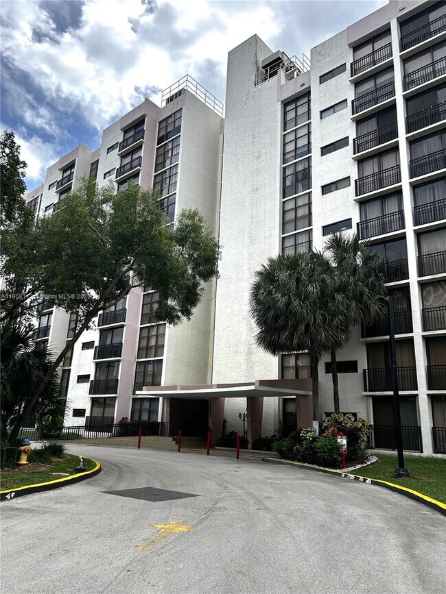 Foto del edificio - 16909 N Bay Rd
