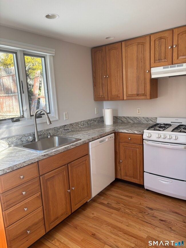 Foto del edificio - 98 Ridgewood Ave