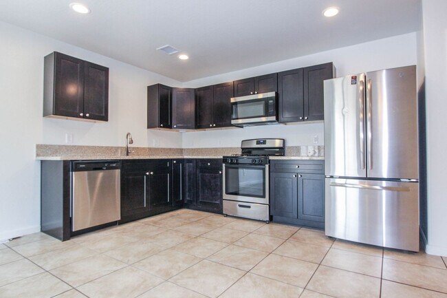 Foto del edificio - Three Bedroom Duplex